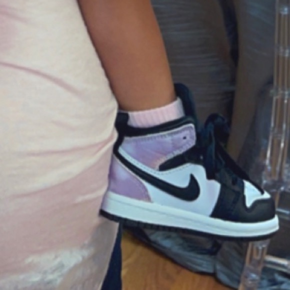 Air Jordan 1 🚺 - Picture 3 of 5